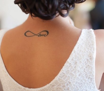 tatouage-infini-nuque-discret-amour-love