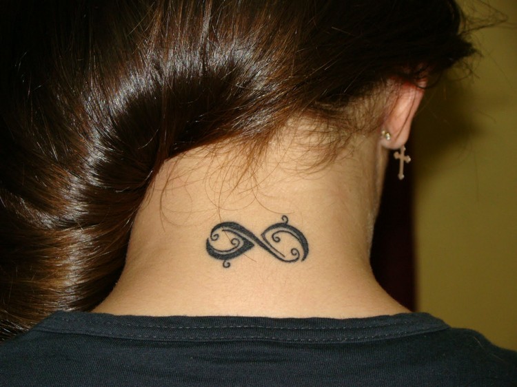 tatouage-infini-nuque-discret