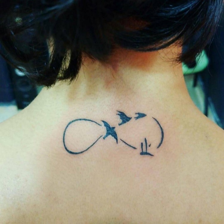 tatouage-infini-nuque-oiseaux