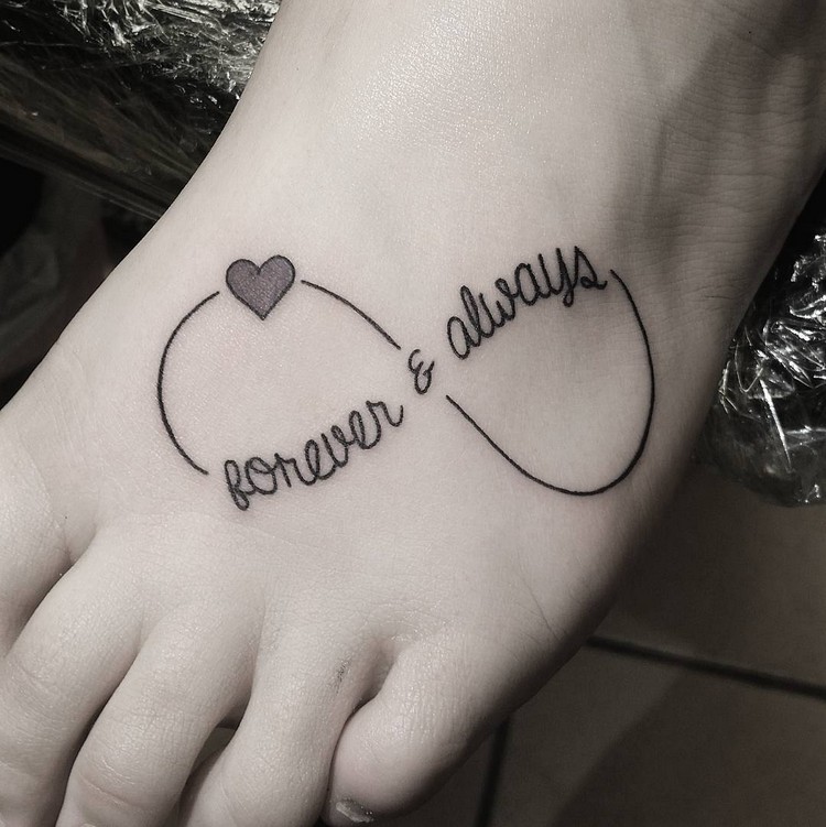 tatouage-infini-pied-coeur-mots