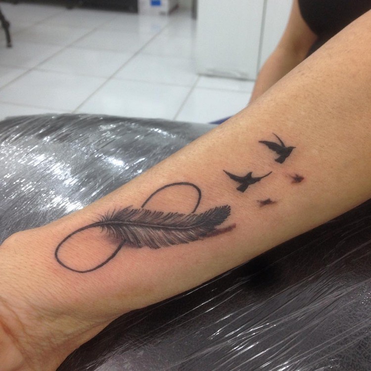 tatouage-infini-plume-oiseaux-éternité-avant-bras