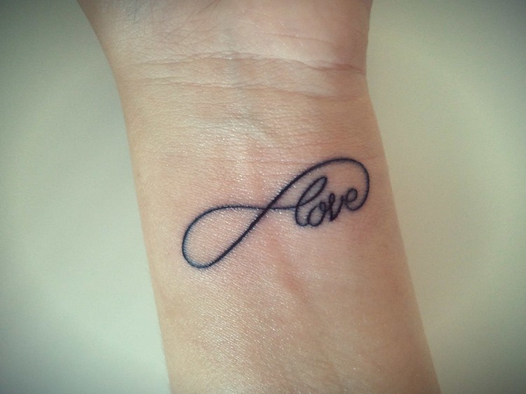 tatouage-infini-poignet-discret-amour-love