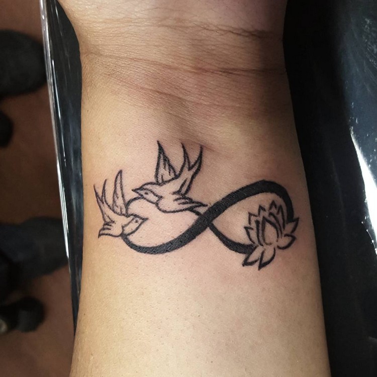 tatouage-infini-poignet-oiseaux-lotus