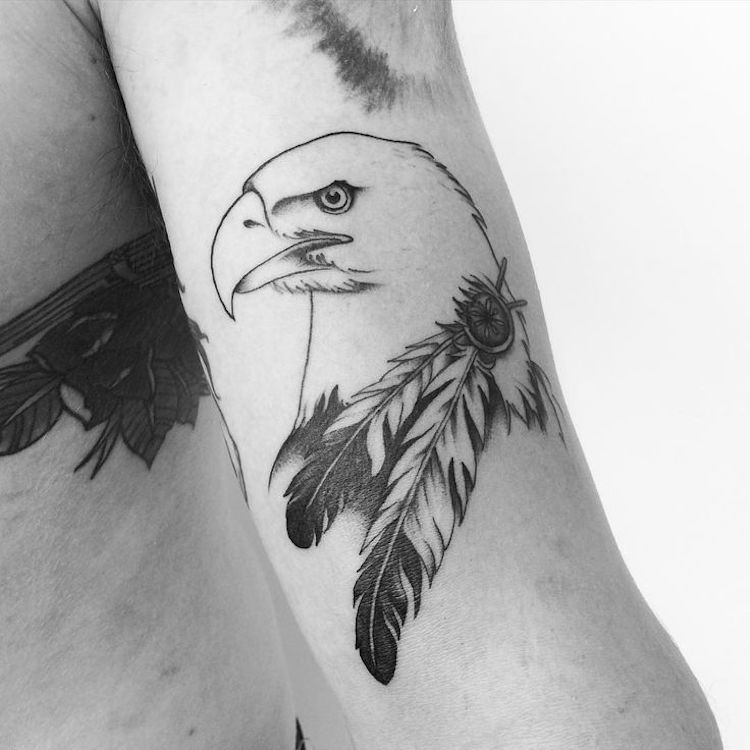 tatouage-oiseau-aigle-plumes-arriere-bras