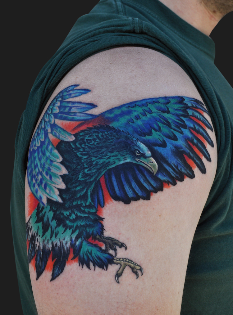 tatouage-oiseau-aigle-royal-bleu-vert-epaule-homme