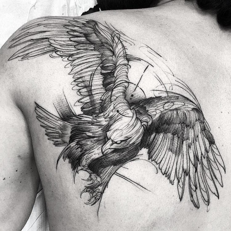 tatouage-oiseau-aigle-royal-graphique-omoplate-homme