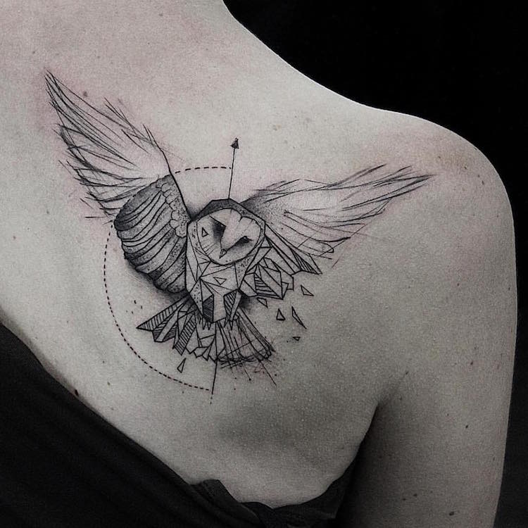 tatouage oiseau chouette-geometrique-omoplate-femme