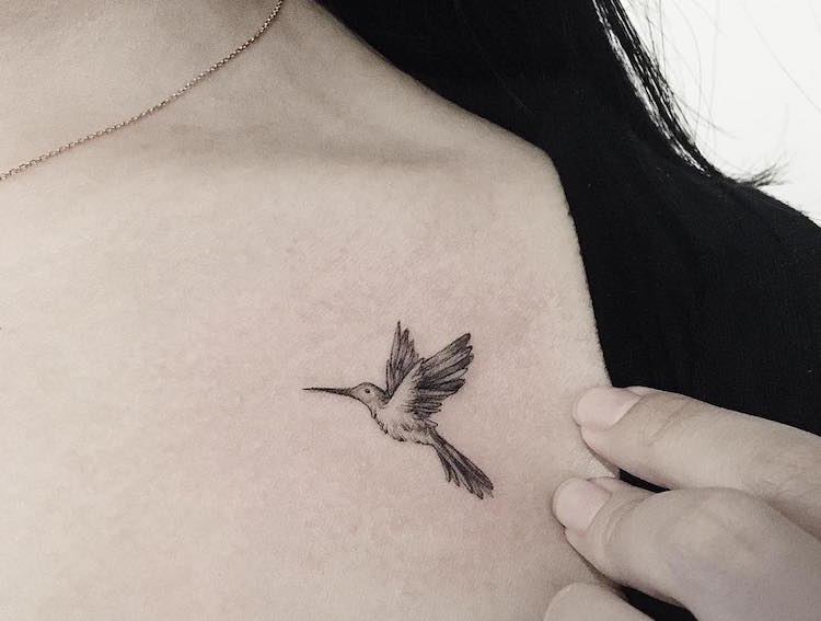 tatouage oiseau colibri-discret-clavicule