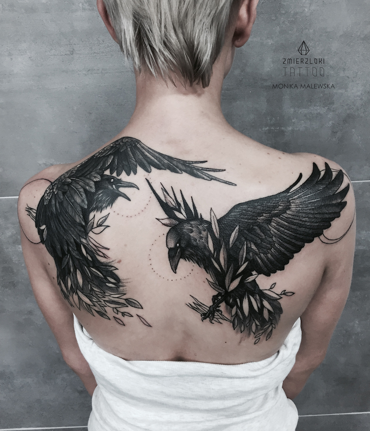 tatouage-oiseau-corbeaux-dos-entier-femme