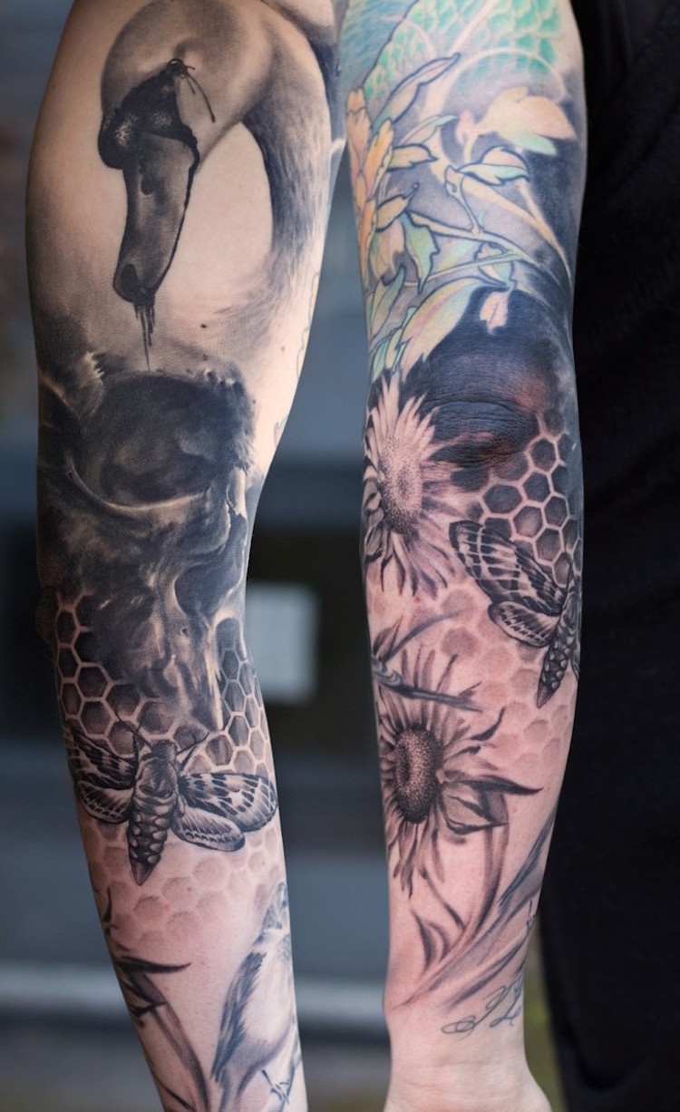 tatouage-oiseau-cygne-abeilles-tournesols-manchette-homme