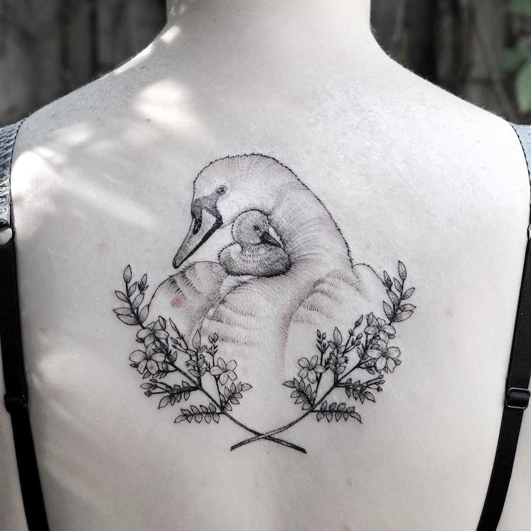 tatouage-oiseau-cygne-dos-femme