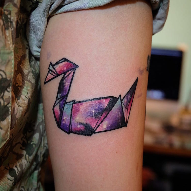 tatouage-oiseau-cygne-geometrique-couleur-arriere-bras-femme