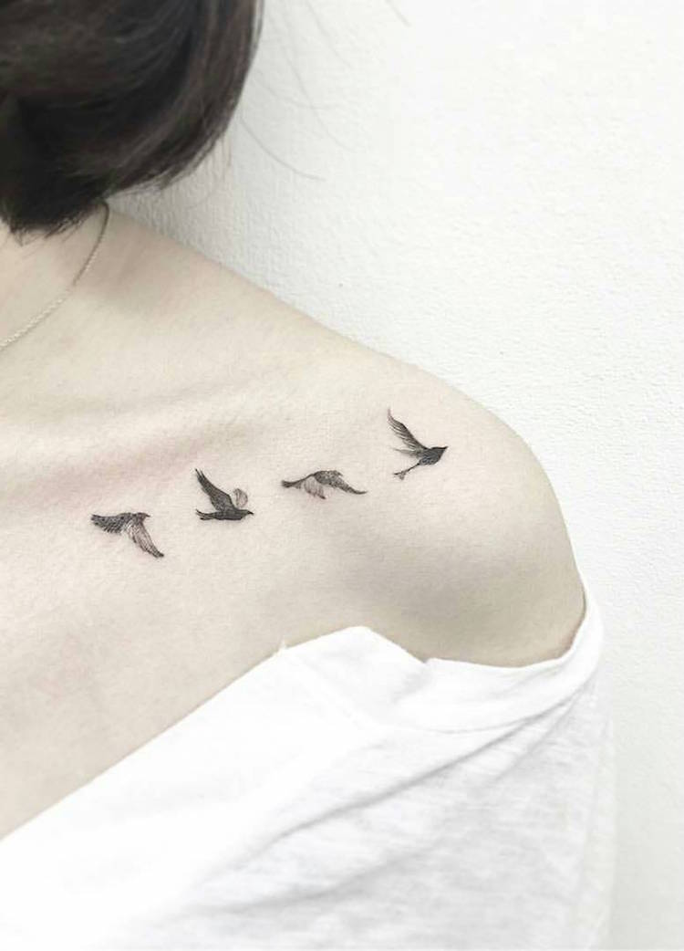 tatouage oiseau envolée-oiseaux-clavicule-femme
