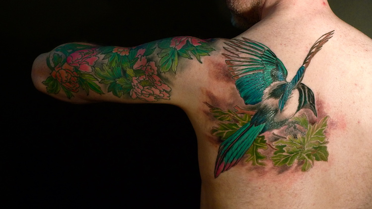 tatouage-oiseau-feuillages-omoplate-homme