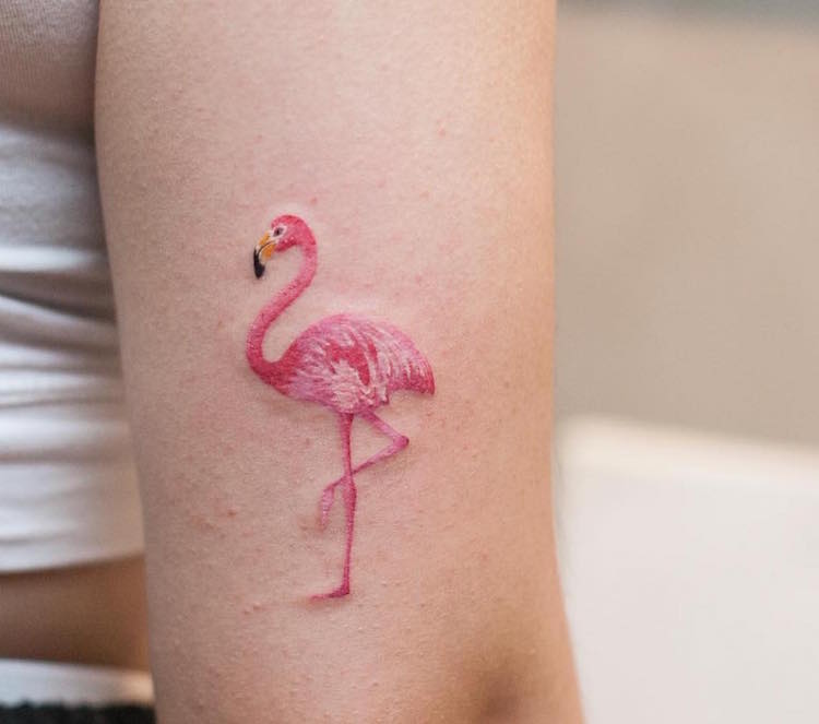 tatouage-oiseau-flamant-rose-arriere-bras-femme