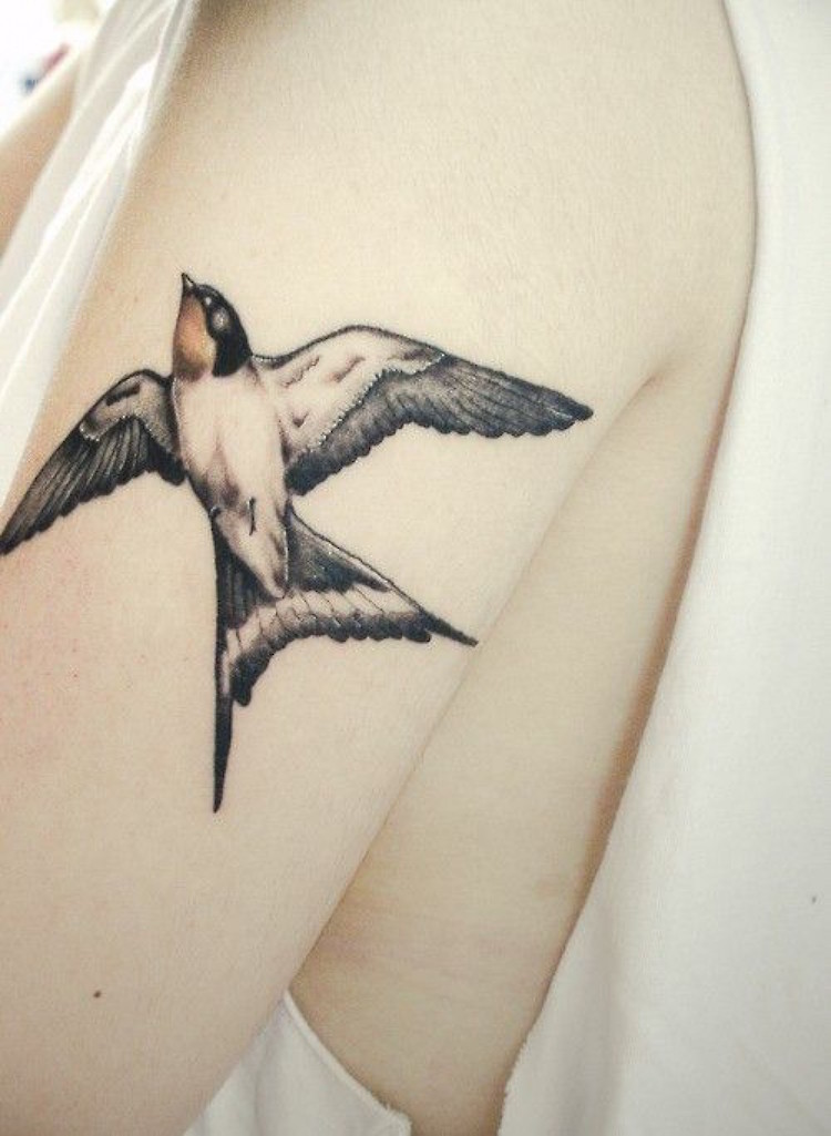 tatouage-oiseau-hirondelle-bras-femme