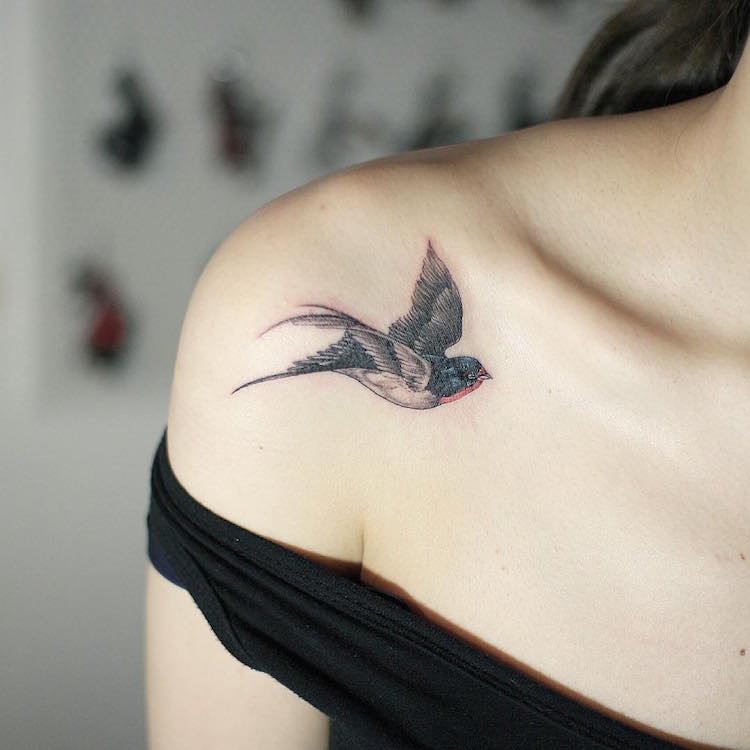 tatouage oiseau hirondelle-epaule-femme