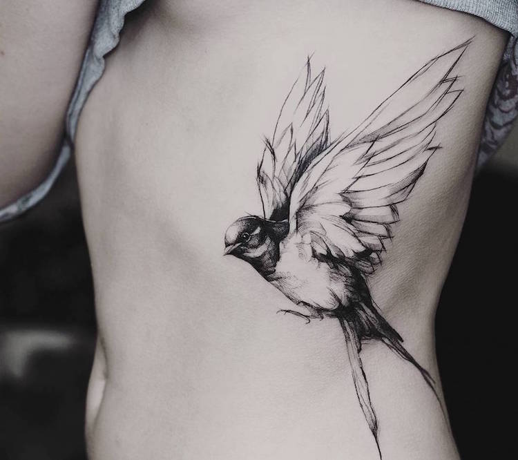 tatouage-oiseau-hirondelle-noir-blanc-cotes-femme