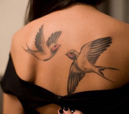 tatouage-oiseau-hirondelles-dos-femme