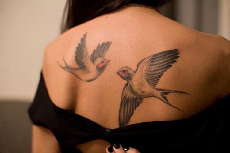 tatouage-oiseau-hirondelles-dos-femme