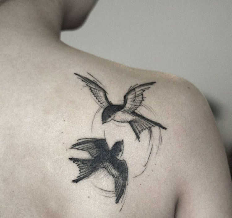 tatouage-oiseau-hirondelles-omoplate-femme