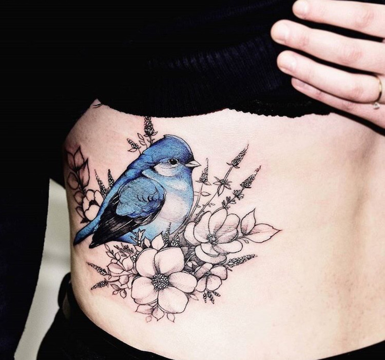 tatouage-oiseau-moineau-bleu-fleurs-ventre-femme