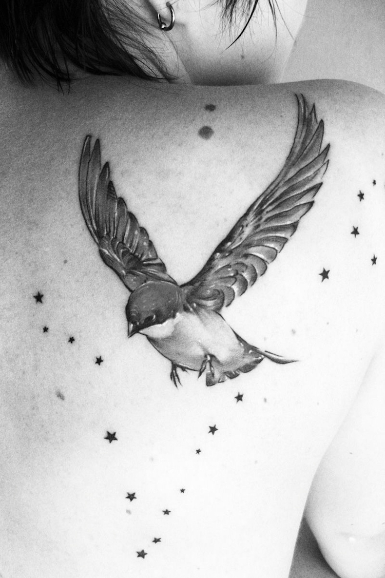tatouage-oiseau-moineau-noir-gris-etoiles-omoplate