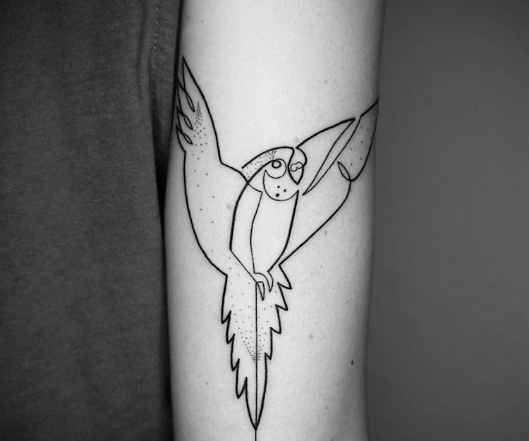 tatouage-oiseau-perroquet-trait-fin-arriere-bras-homme