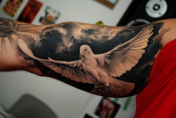 tatouage-oiseau-pigeon-blanc-bras-biceps-homme