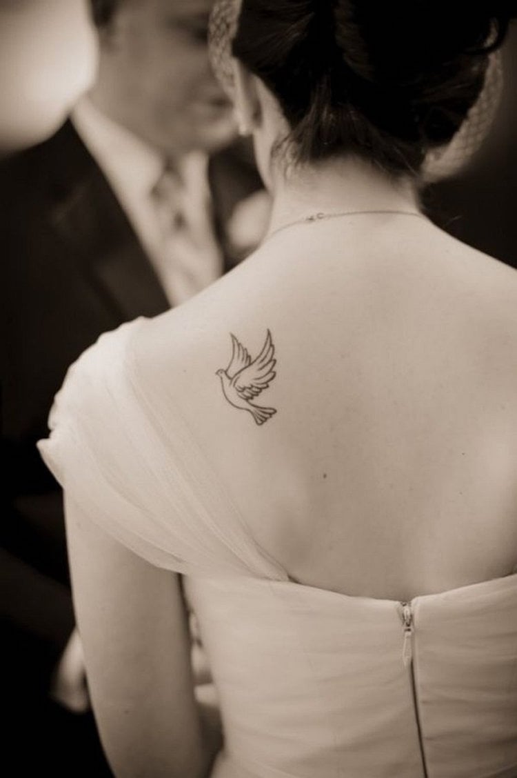 tatouage-oiseau-pigeon-omoplate-femme