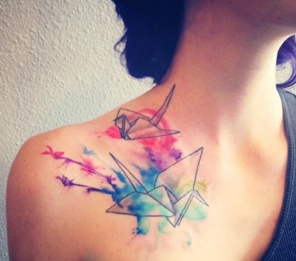 tatouage-origami-grues-fond-aquarelle