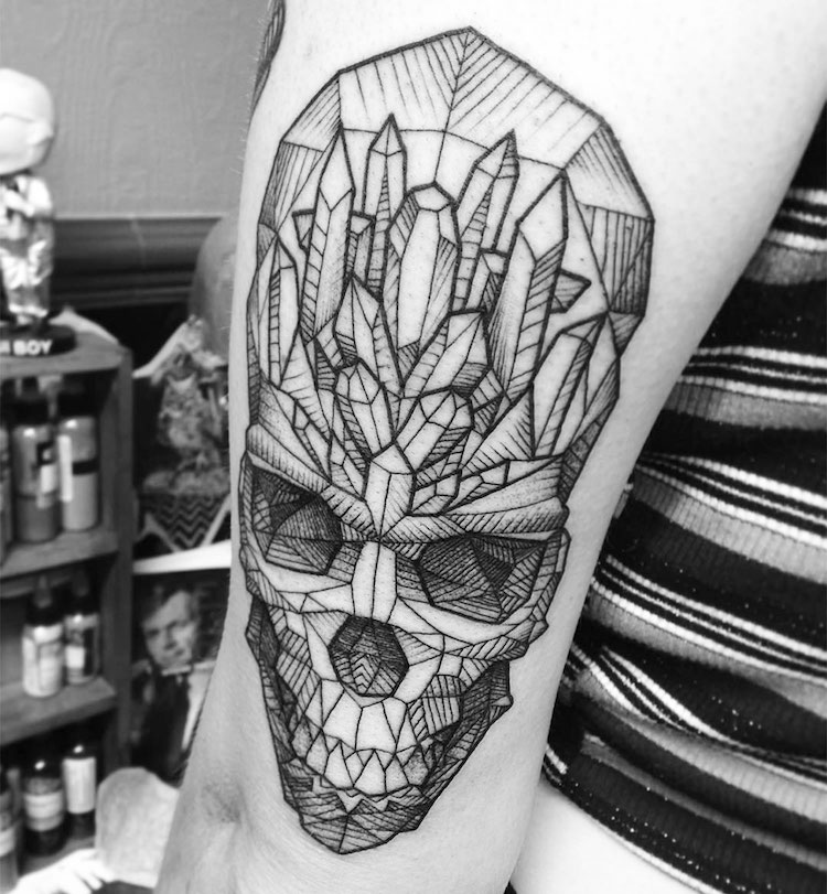 tatouage-tête-de-mort-cristaux-géométrique