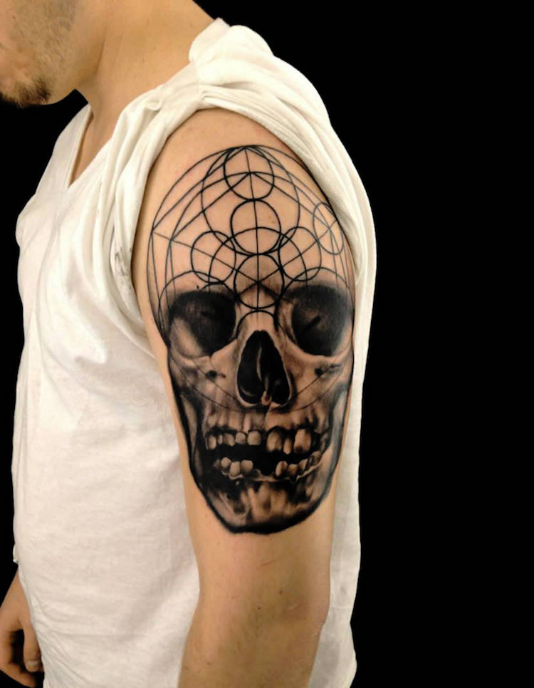 tatouage-tete-de-mort-géométrique-bras-homme