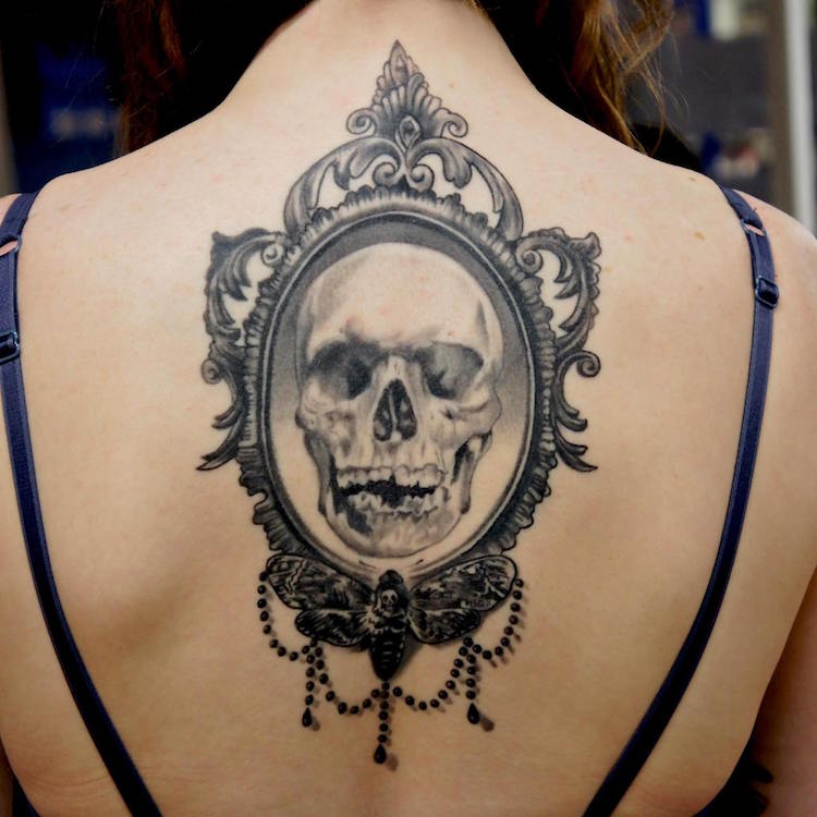 tatouage tête de mort papillon-gothique-dos-femme