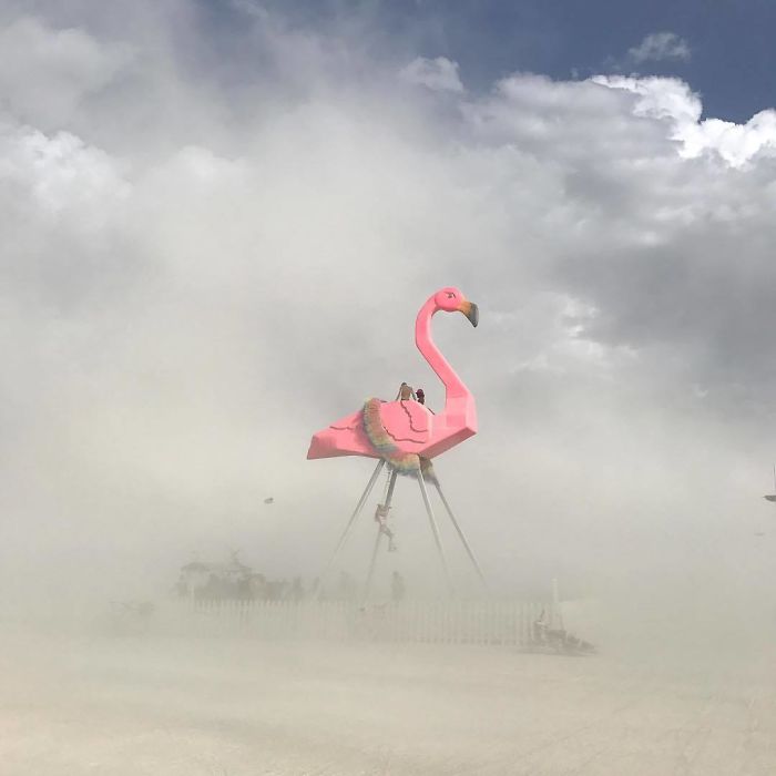 Burning-Man-2017-flamant-rose-surdimensionné