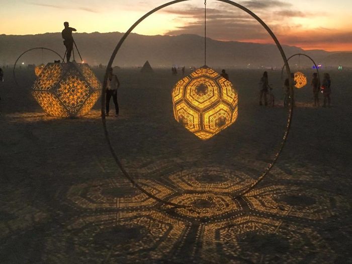 Burning Man 2017 lanternes-cubes-cerceaux-géants