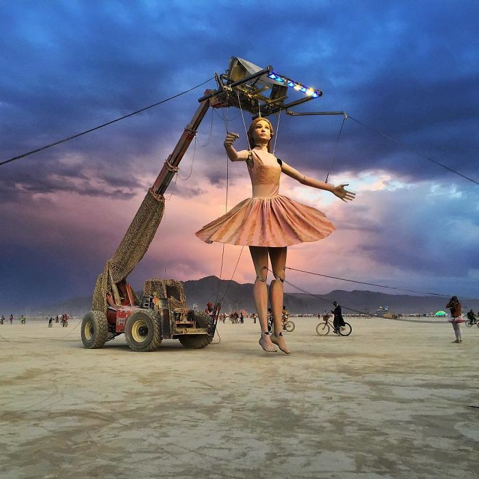Burning-Man-2017-mannequin-ballerina-géant