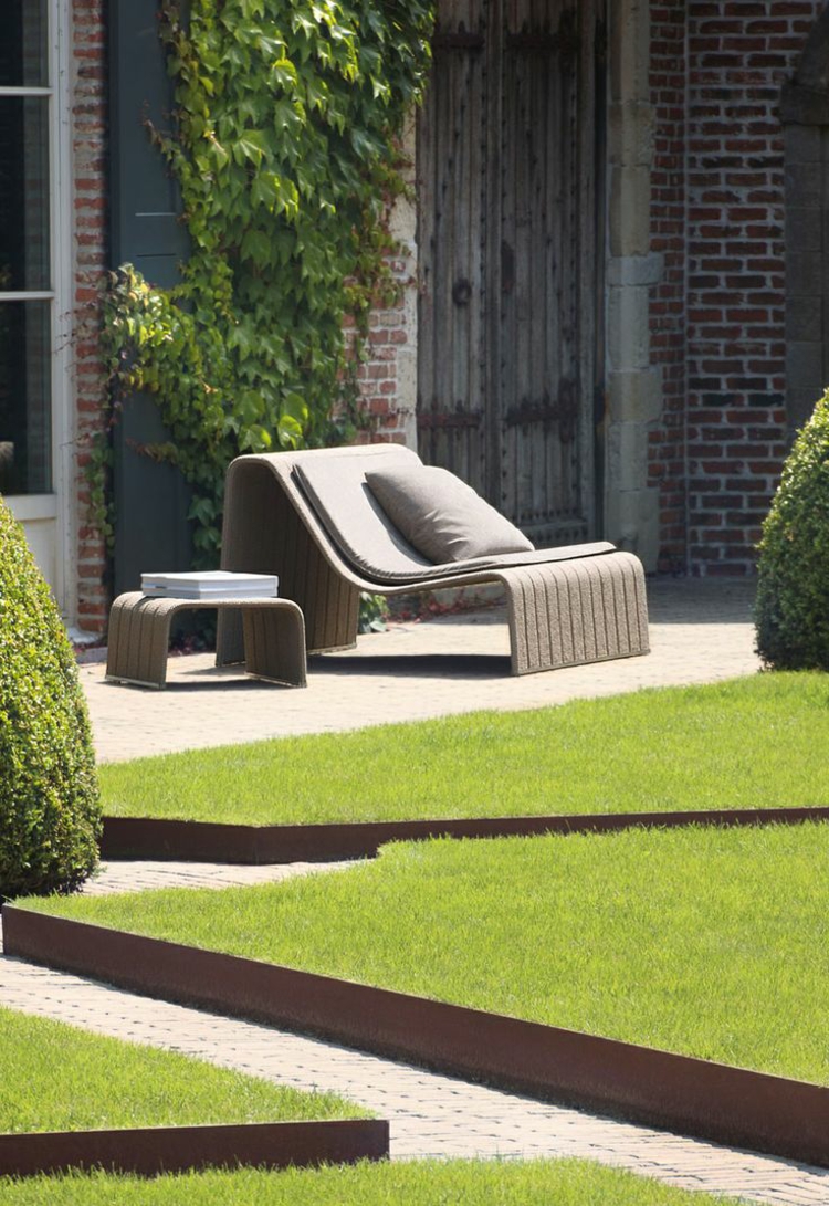 aménagement-jardin-paysager-chaise-longue-design-table-appoint