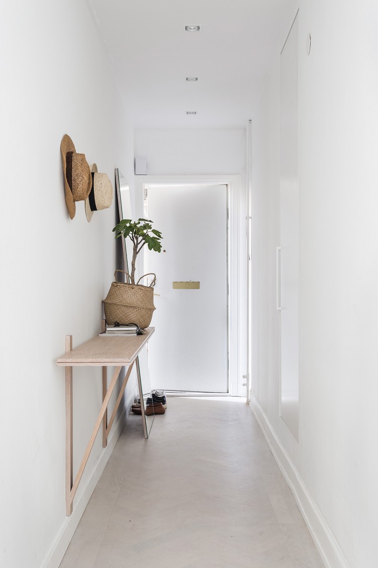 aménager-un-couloir-étroit-déco-minimaliste-idées-modernes-murs-blancs