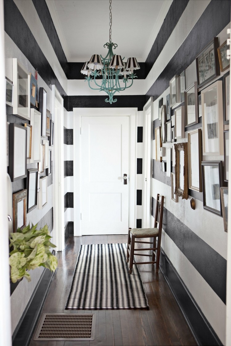 aménager-un-couloir-étroit-idées-modernes-noir-et-blanc-mur-de-cadres-parquet