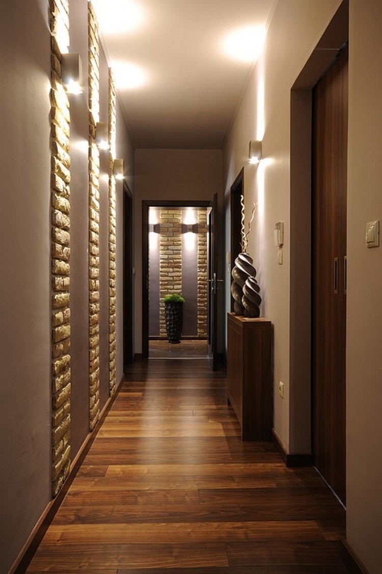 aménager-un-couloir-étroit-idées-modernes-parquet-massif-revêtement-en-pierres-éclairage