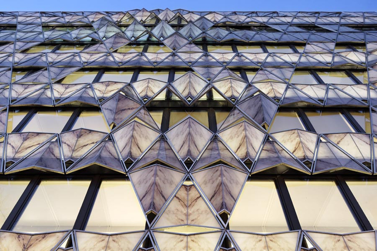 architecture contemporaine origami-façade-segments-marbrés-Paris