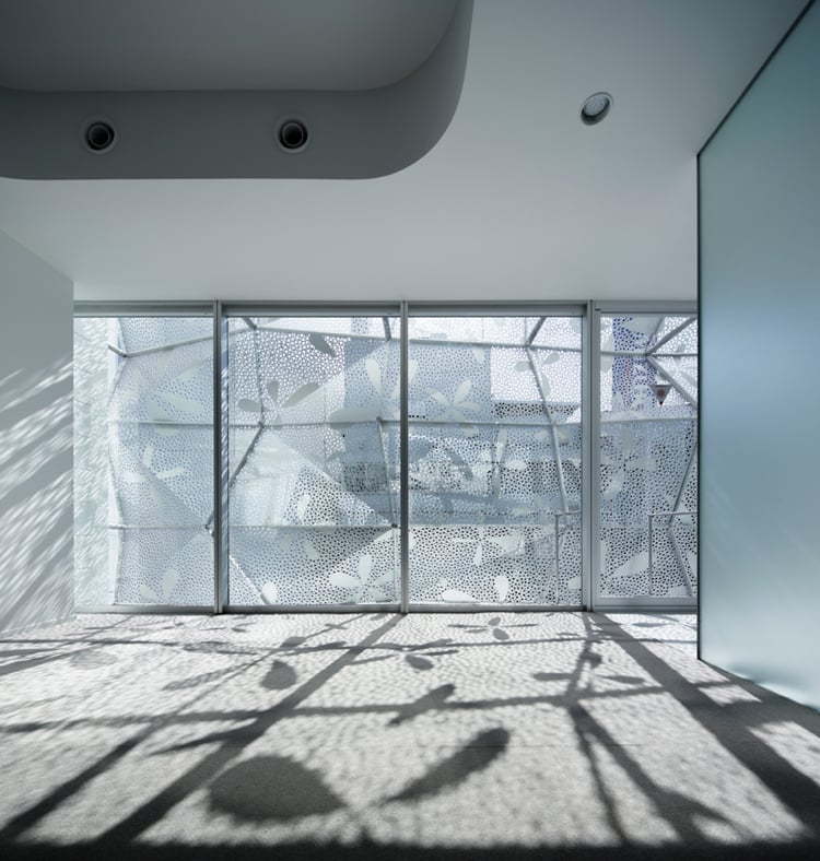 architecture-contemporaine-origami-verre-acier-perforé-effet-Tokiyo