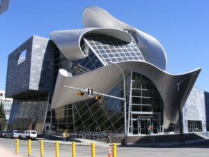 architecture-déconstructiviste-Art-Gallery-au-Canada-par Frank-Gehry