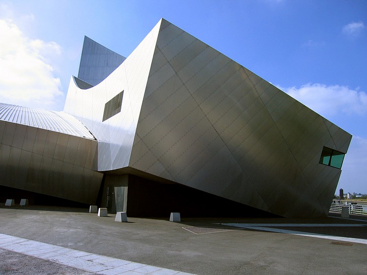 architecture-déconstructiviste-imperial-war-museum-Londres-par-Daniel-Libeskind