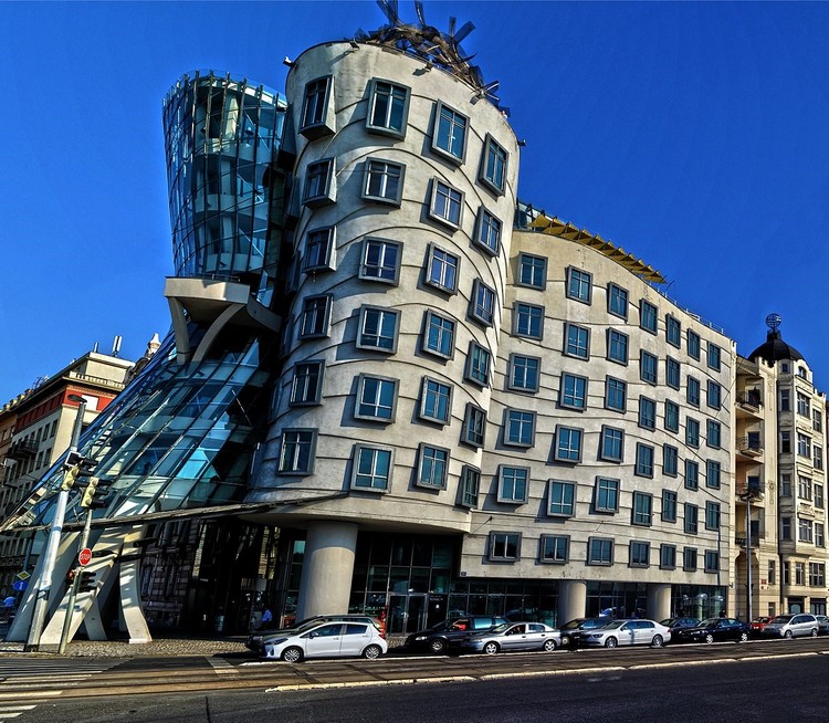 architecture-déconstructiviste-la-maison-dansante-Prague-par-Frank-Gehry