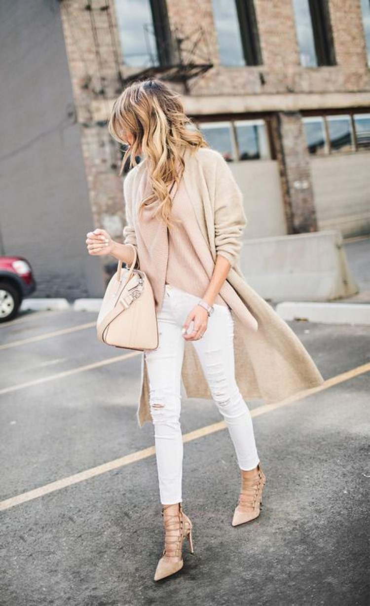 cardiagn-long-femme-beige-look-romatique-jean-blanc-blouse-nude-escarpins