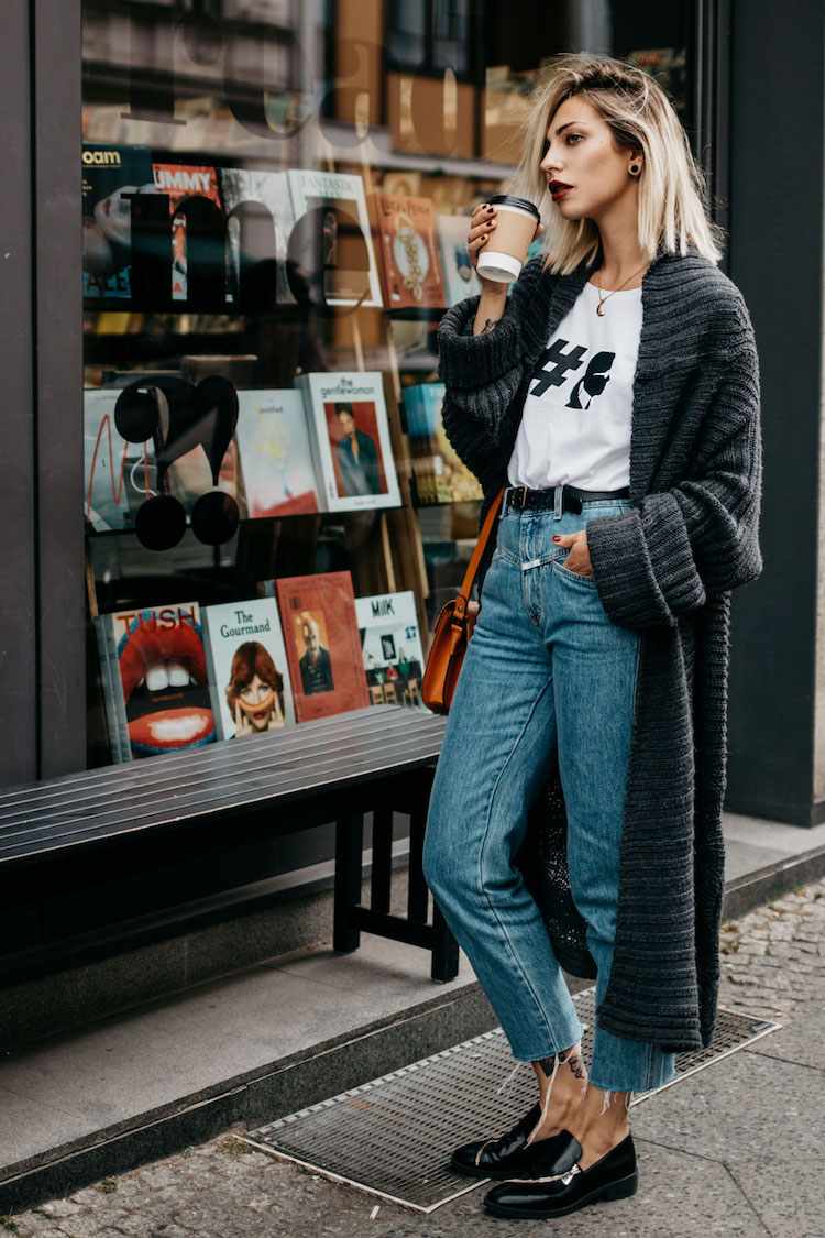 cardiagn-long-femme-grosse-maille-tee-shirt-blanc-jean-taille-haut