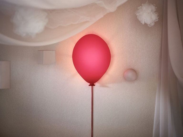 chambre-enfant-IKEA-applique-murale-ballon-rouge
