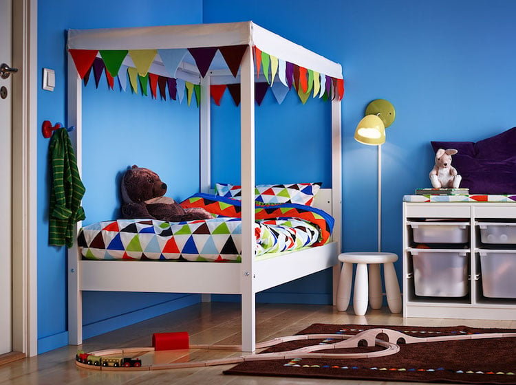 chambre-enfant-IKEA-lit-cadre-baldaquin-fanions